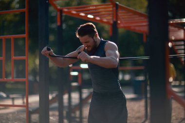 Atletik genç adam, sabahları spor yapıyor.