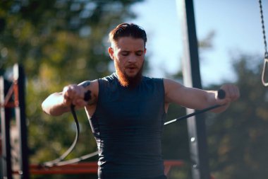 Atletik genç adam, sabahları spor yapıyor.