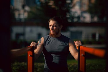 Atletik genç adam, sabahları spor yapıyor.