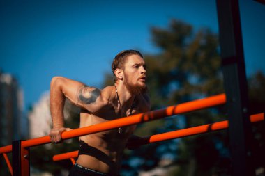 Atletik genç adam, sabahları spor yapıyor.