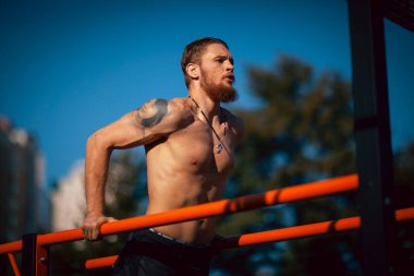 Atletik genç adam, sabahları spor yapıyor.