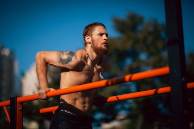 Atletik genç adam, sabahları spor yapıyor.