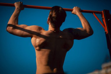 Atletik genç adam, sabahları spor yapıyor.