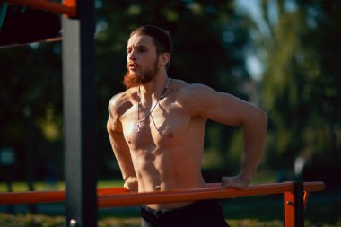 Atletik genç adam, sabahları spor yapıyor.