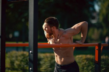 Atletik genç adam, sabahları spor yapıyor.