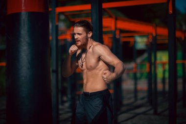 Atletik genç adam, sabahları spor yapıyor.