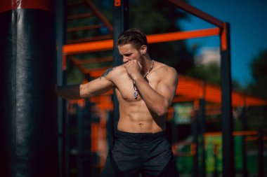 Atletik genç adam, sabahları spor yapıyor.