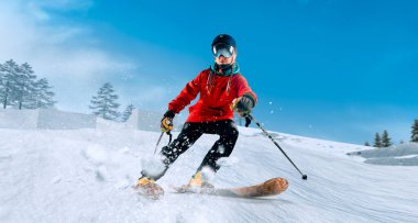 Kayak yapıyorum. Zıplayan kayakçı. Olağanüstü kış sporları.