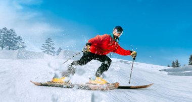 Kayak yapıyorum. Zıplayan kayakçı. Olağanüstü kış sporları.