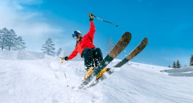 Kayak yapıyorum. Zıplayan kayakçı. Olağanüstü kış sporları.