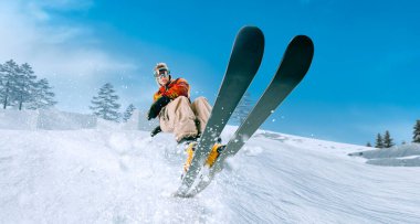 Kayak yapıyorum. Zıplayan kayakçı. Olağanüstü kış sporları.