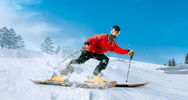 Kayak yapıyorum. Zıplayan kayakçı. Olağanüstü kış sporları.