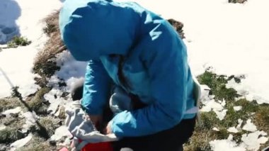 Dağın tepesine tırmanma önce sırt çantasını bir şey turist kız