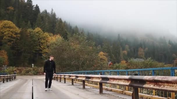 Joven Camina Sobre Viejo Puente Las Tierras Altas Los Cárpatos — Vídeos de Stock