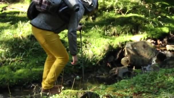 Killen Tvättar Ansiktet Skogen Från Fjällbäck Karpaterna — Stockvideo