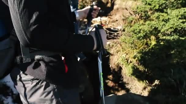 Туристы Отправляются Поход Горы Возле Горной Реки Туристы Рюкзаками Идут — стоковое видео