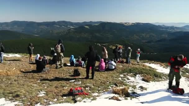 Gruppo Escursionistico Riposo Prima Salire Sulla Cima Della Montagna Goverla — Video Stock