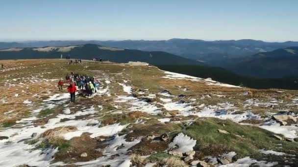 Группа Туристов Отправляется Горы Заснеженной Дороге Говерла — стоковое видео