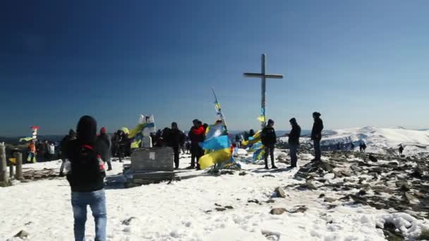 Dużą Grupę Turystów Szczycie Duże Góry Najwyższy Punkt Ukrainy — Wideo stockowe