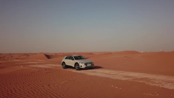 4К Вид с воздуха после нового e-tron в пустыне Абу-Даби. U.A.E. Электромобиль в пустыне — стоковое видео