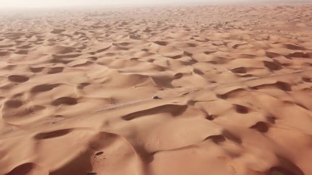 4 k légifelvételek dűnék a sivatagban Abu dhabi. Egyesült Arab Emírségek. — Stock videók