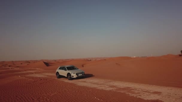 4К Вид с воздуха после нового e-tron в пустыне Абу-Даби. U.A.E. Электромобиль в пустыне — стоковое видео