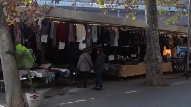 Kadın giysileri sokak piyasada seçin. — Stok video