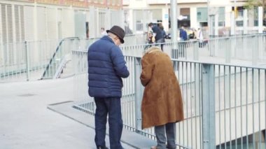 Yaşlı çift bir çanta ürünleri ile bir şey