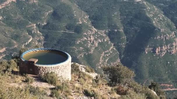 Вид на знаменитые горы Монсеррат, Каталония, Испания — стоковое видео