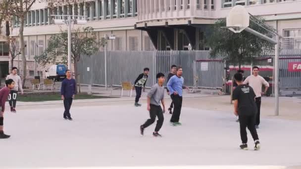 Küçük Asya sokak bir alanda basket oynarken çocuklar — Stok video