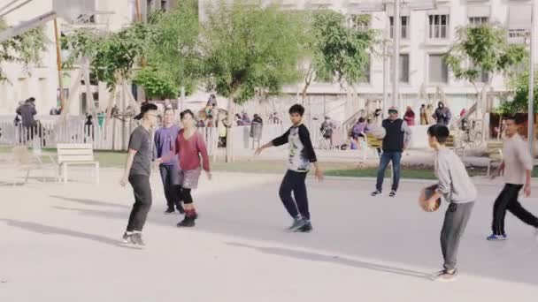 Young Asian guys playing basketball in a street area — Stock Video