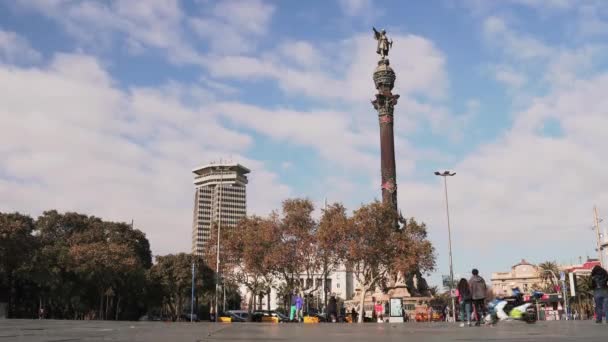 Timelapse en la estatua de bronce representa a Cristóbal Colón apuntando hacia el Nuevo Mundo con su mano derecha . — Vídeos de Stock