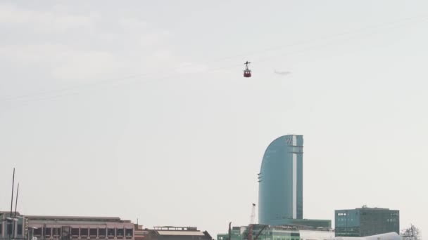 Cableway and Barcelona skyline with Columbus monument — Stock Video