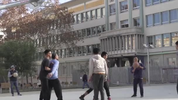 Les Jeunes Asiatiques Jouent Basket Sur Une Plate Forme Rue — Video