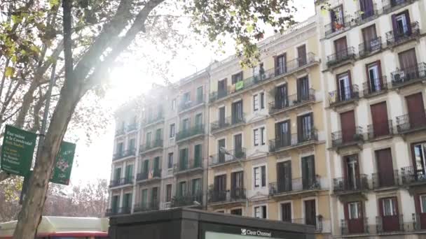 Dům v centru města na slunci, Španělská architektura — Stock video
