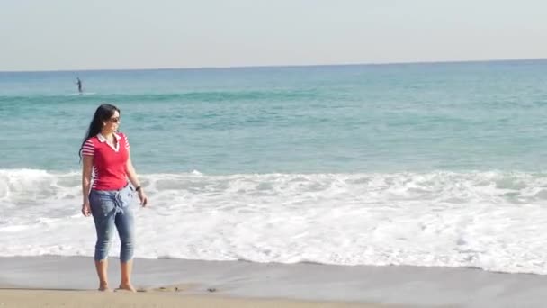 Jovem mulher desfrutando do mar enquanto está de pé na praia no inverno Espanha — Vídeo de Stock