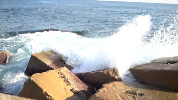Kayalar üzerine çökmesini dalgalar güçlü deniz — Stok video