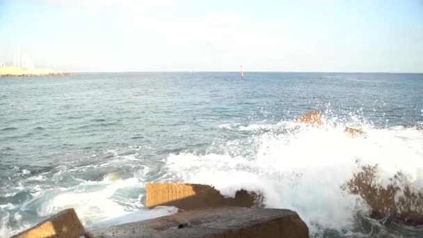 Kayalar üzerine çökmesini dalgalar güçlü deniz — Stok video