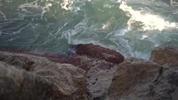 Kayalar üzerine çökmesini dalgalar güçlü deniz — Stok video