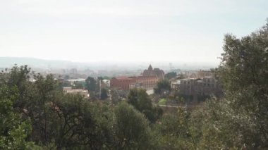 Barcelona'da küçük eski tapınağın güzel manzara