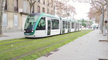 Bir yeşil çim güzel raylar üzerinde düşük katlı tramvay gider