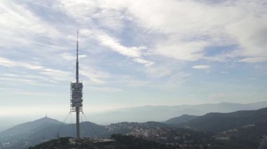 Barcelona ve Tv Kulesi küçük banliyösünde görünümünü