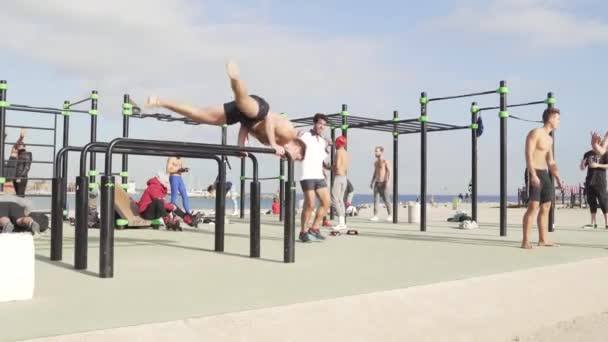 Os rapazes fazem um treino fora da praia. — Vídeo de Stock