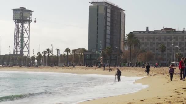 Un homme avec un détecteur de métaux est à la recherche de choses précieuses sur la plage — Video
