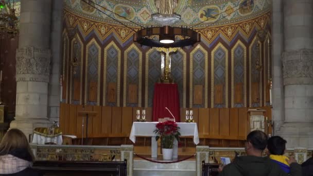 People view the Tibidabo temple from the inside — Stock Video