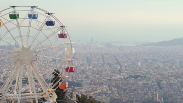 Blick auf das Riesenrad in einem Freizeitpark in der Nähe des Tibidabo-Tempels — Stockvideo