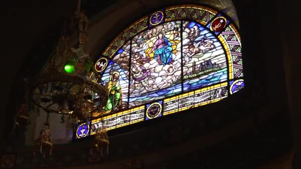Altes Mosaik auf Fenster im Tibidabo-Tempel von Barcelona — Stockvideo