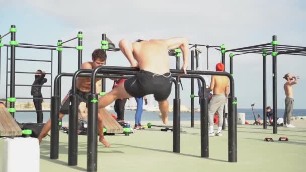 Jungs Machen Ein Workout Strandnähe Zeitlupe — Stockvideo