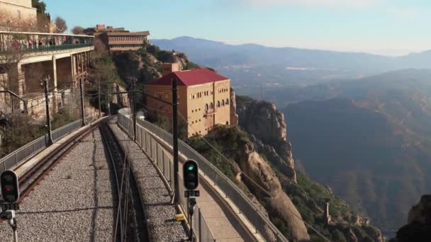 Vista para a ferrovia para passar pelo vale de cima em Monistrol de Montserrat — Vídeo de Stock