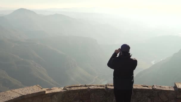 Facet Taras Widokowy Przygląda Się Piękny Widok Góry Mgłę Robienie — Wideo stockowe